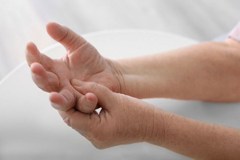 Бол у шакама и прстима уобичајен је симптом цервикалне остеохондрозе
